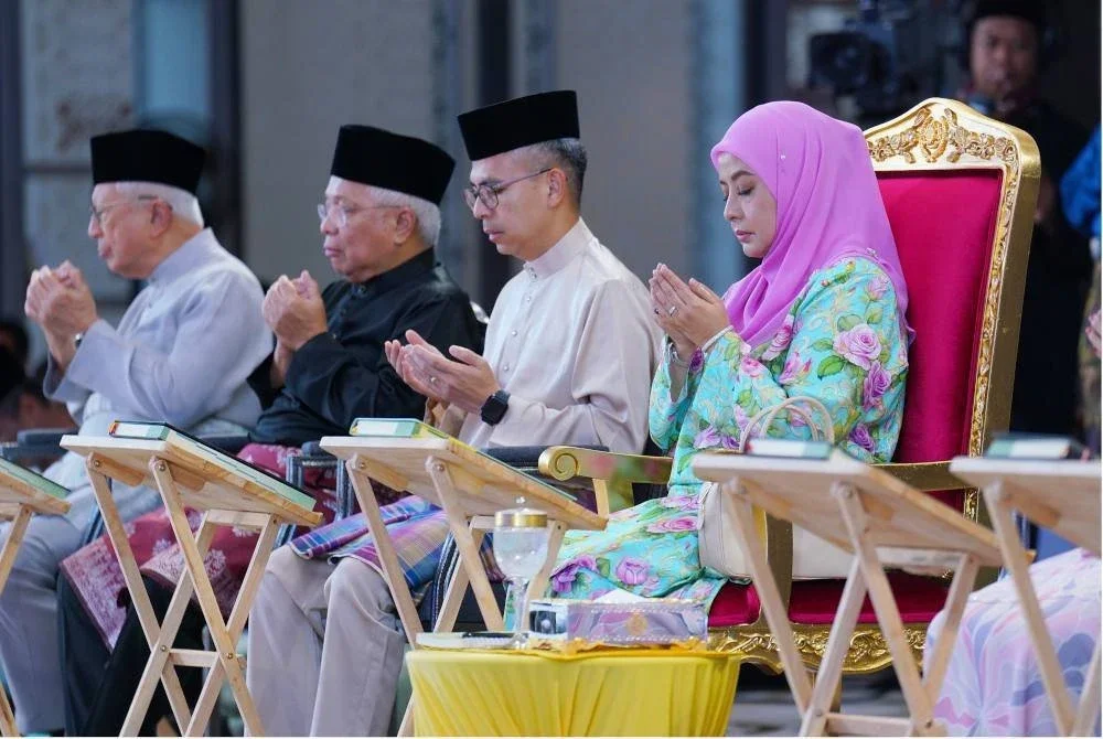RAJA Permaisuri Agong, Raja Zarith Sofiah (kanan) mencemar duli turut serta dalam Malaysia #QuranHour di Masjid Al-Sultan Abdullah, Presint Merdeka 118 baru-baru ini.