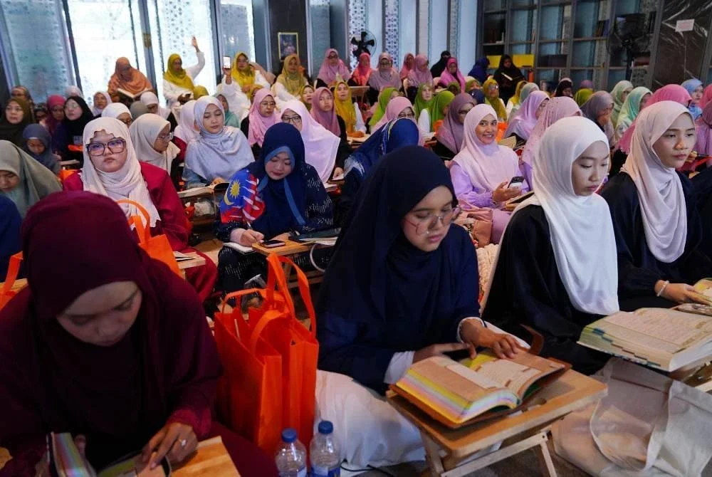 SEBAHAGIAN hadirin yang menyertai Malaysia #QuranHour di Masjid Al-Sultan Abdullah di Presint Merdeka 118 baru-baru ini.