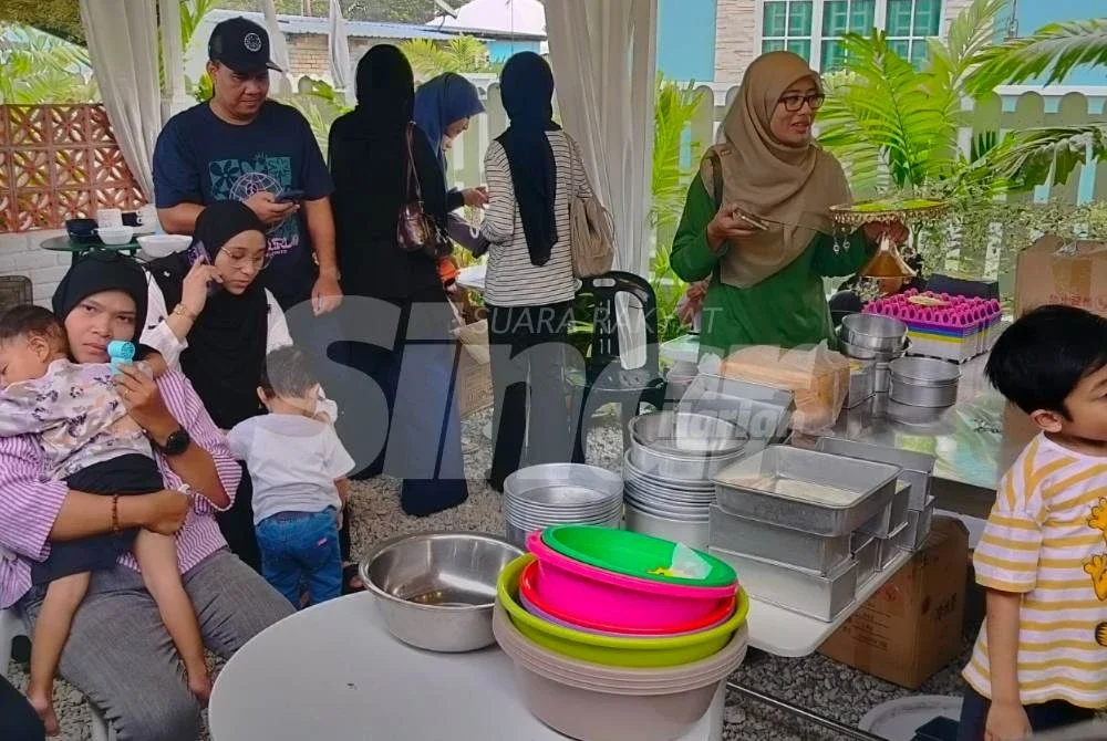 Orang ramai mengambil peluang membeli barangan yang dilelong sempena penutupan Secangkir Cafe pada Jumaat.