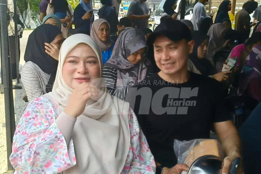 Mohamad Hidayatullah (kanan) dan isterinya, Syairah Aqilah antara yang mengunjungi Secangkir Cafe pada Jumaat.