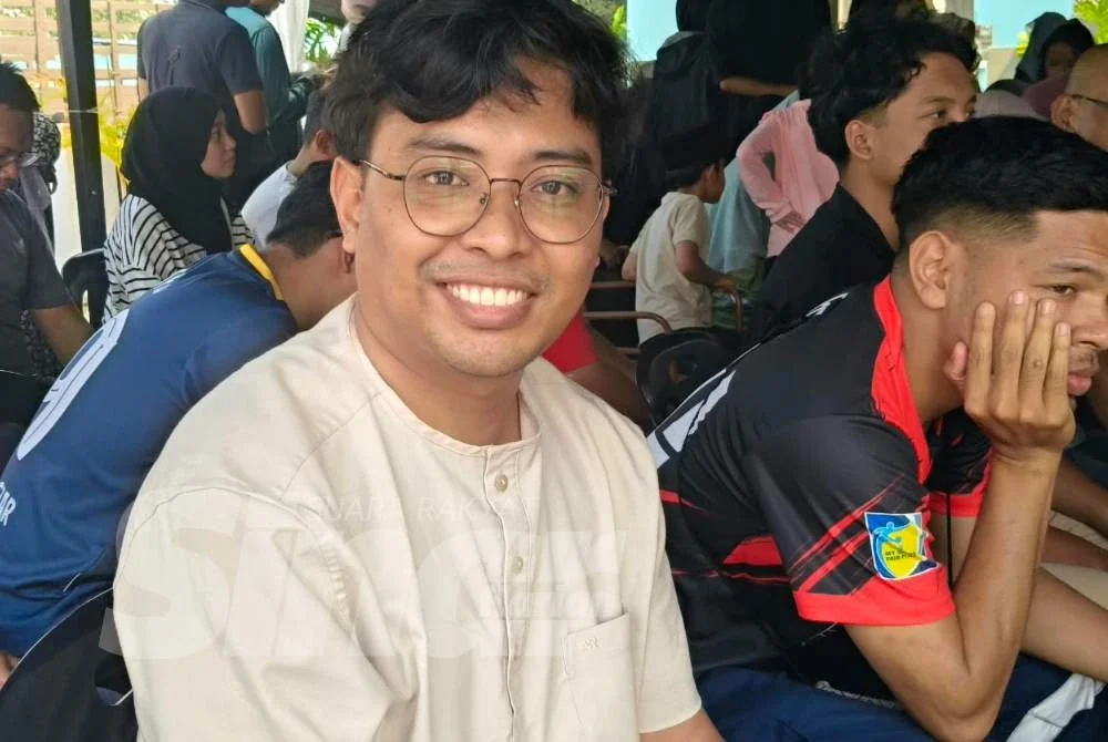 Asyraff (kiri) turut mengunjungi Secangkir Cafe pada Jumaat.