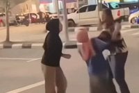 Tangkap layar video tular memaparkan tiga remaja perempuan bergaduh di Dataran Melang, Kuala Pilah.