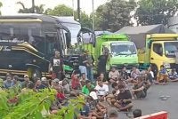Pemandu lori meninggalkan kenderaan berat masing-masing tanda mogok.