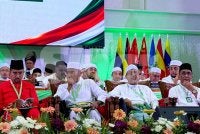 Takiyuddin (kanan) dan Asyraf Wajdi (kiri) pada Muktamar Tahunan Pas Kali Ke-72 di PUTIK, Pengkalan Chepa di Kota Bharu pada Jumaat. Foto: HAZELEN LIANA KAMARUDIN