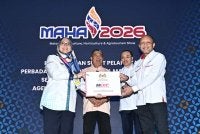 Menteri Pertanian dan Keterjaminan Makanan, Datuk Seri Mohamad Sabu (dua dari kiri) bersama kepimpinan KPKM dan MDEC, rakan strategik serta finalis Program Agrovator@Sekolah di MAHA 2026.