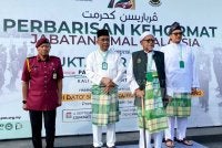 Abdul Hadi semasa memeriksa perbarisan pada Muktamar Tahunan Pas Kali Ke-72 di PUTIK, Pengkalan Chepa di Kota Bharu pada Jumaat. Foto SINAR HARIAN/HAZELEN LIANA KAMARUDIN
