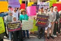 Afiq (dua kanan) dan Syed Alwi (tiga kanan) bersama ahli KPF mengadakan demonstrasi aman di hadapan pejabat Felda di sini pada Jumaat.