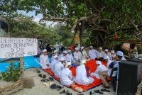 Pelajar Madrasah Tahfiz Madrasatul Quran Ar-Redha, Taman Desaru Utama, Kota Tinggi pada Jumaat membacakan doa dan surah Yasin sebagai ikhtiar membantu operasi SAR dua lagi mangsa yang masih hilang di Pantai Tanjung Lompat.
--fotoBERNAMA (2026) HAK CIPTA TERPELIHARA