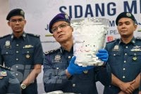 Amran menunjukkan antara dadah yang dirampas dalam empat serbuan berasingan di Selangor.
