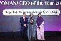 Raja Teh Maimunah (tengah) menerima anugerah itu pada Simposium dan Majlis Anugerah WOMANi Tahunan ke-7 pada 27 Ogos lalu.