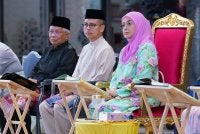 RAJA Permaisuri Agong, Raja Zarith Sofiah (kanan) mencemar duli turut serta dalam Malaysia #QuranHour di Masjid Al-Sultan Abdullah, Presint Merdeka 118 baru-baru ini. 