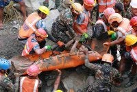 Salah seorang mangsa yang berjaya dibawa keluar oleh anggota tentera pada Jumaat. Foto AFP 