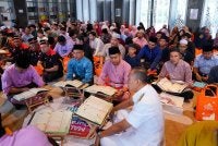 HADIRIN khusyuk mendengar perkongsian ilmu daripada pentadabur Malaysia #QuranHour. 