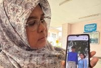 Mazan menunjukkan gambar kedua-dua anaknya. 