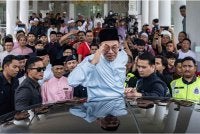 Perdana Menteri, Datuk Seri Anwar Ibrahim beramah mesra bersama jemaah selepas menunaikan solat Jumaat di Masjid Bukit Indah hari ini. Foto Bernama 