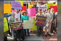 Kira-kira 50 ahli dan peneroka KPF mengadakan demonstrasi aman dan mogok lapar pada Jumaat bagi menyuarakan nasib ribuan ahli yang terkesan akibat kelewatan pembayaran tebusan saham.