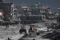 Operasi menyelamat diteruskan di Pusat Trishuli di daerah Nuwakot, Nepal susulan banjir besar yang melanda kawasan sempadan Nepal-Tibet. Foto AFP