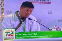 Alex semasa menyampaikan usul dan perbahasan ucapan dasar Presiden pada Muktamar Tahunan Pas Kali Ke-72 di Pusat Tarbiah Islamiah Kelantan (PUTIK), Pengkalan Chepa, pada Jumaat.