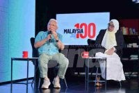 Hussamuddin (kiri) dan Nurhayati (kanan) pada program Interviu bertajuk '#Malaysia100 Tahun: Masa Depan Negara Di Tangan Rakyat' di Kompleks Karangkraf pada Jumaat. FOTO SINAR HARIAN-ASRIL ASWANDI SHUKOR.