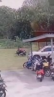 Tangkap layar rakaman CCTV menunjukkan motosikal jemaah di Masjid Kariah Kampung Rendah dilarikan suspek