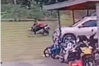 Tangkap layar rakaman CCTV menunjukkan motosikal jemaah di Masjid Kariah Kampung Rendah dilarikan suspek