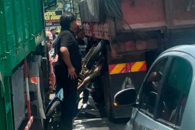 Seorang kanak-kanak lelaki 12 tahun maut selepas motosikal dinaiki dihimpit di tengah-tengah dua lori di hadapan Masjid Batu 3, Jalan Jeniang, Gurun, pada Khamis.