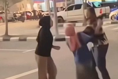 Tangkap layar video tular memaparkan tiga remaja perempuan bergaduh di Dataran Melang, Kuala Pilah.