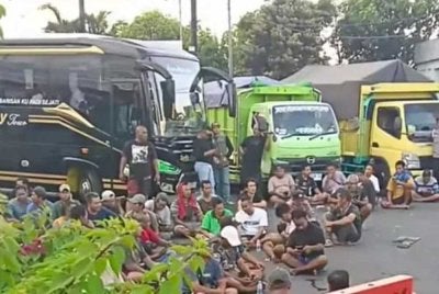 Pemandu lori meninggalkan kenderaan berat masing-masing tanda mogok.