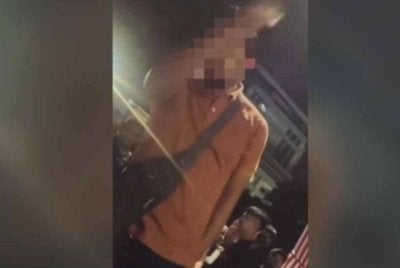 Tangkap layar video tular memaparkan lelaki yang disyaki mencetuskan provokasi di Dataran Putrajaya di sini pada Isnin.