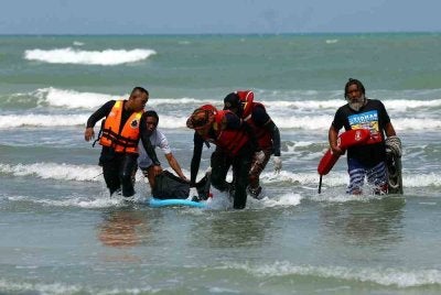 Jasad Mohammad Thaqif Rayyan Rumainoor, mangsa kedua yang dikhuatiri lemas, ditemukan pada 1.53 petang dalam operasi mencari dan menyelamat tiga lagi remaja, dengan kawasan pencarian diperluas sehingga dua batu nautika ke barat laut Pantai Tanjung Lompat. Foto Bernama
