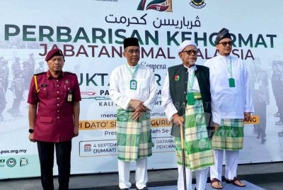 Abdul Hadi semasa memeriksa perbarisan pada Muktamar Tahunan Pas Kali Ke-72 di PUTIK, Pengkalan Chepa di Kota Bharu pada Jumaat. Foto SINAR HARIAN/HAZELEN LIANA KAMARUDIN