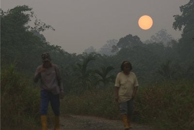 Kualiti udara di Serian terus berada pada tahap bahaya. - FOTO: Bernama