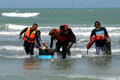 Jasad Mohammad Thaqif Rayyan Rumainoor, mangsa kedua yang dikhuatiri lemas, ditemukan pada 1.53 petang dalam operasi mencari dan menyelamat tiga lagi remaja, dengan kawasan pencarian diperluas sehingga dua batu nautika ke barat laut Pantai Tanjung Lompat. Foto Bernama