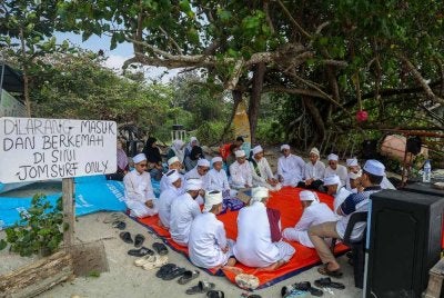 Pelajar Madrasah Tahfiz Madrasatul Quran Ar-Redha, Taman Desaru Utama, Kota Tinggi pada Jumaat membacakan doa dan surah Yasin sebagai ikhtiar membantu operasi SAR dua lagi mangsa yang masih hilang di Pantai Tanjung Lompat.
--fotoBERNAMA (2026) HAK CIPTA TERPELIHARA