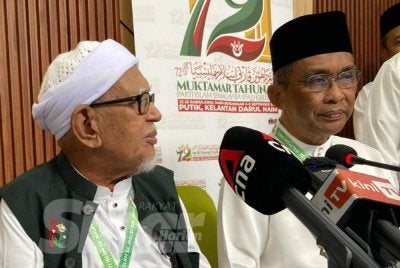 Takiyuddin (kanan) ketika sidang akhbar Muktamar Tahunan Pas Kali Ke-72 di PUTIK), Pengkalan Chepa pada Jumaat.
