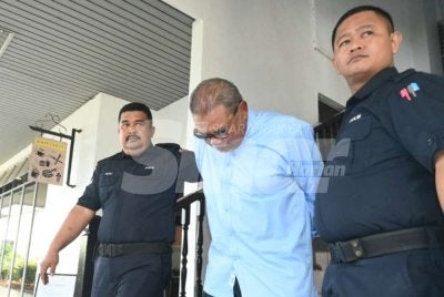 Yahya (tengah) tidak mengaku bersalah terhadap pertuduhan dibacakan ke atasnya pada Jumaat.