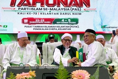 Abdul Hadi (dua dari kiri) menyampaikan penghargaan kepada kepimpinan veteran Pas pada Muktamar Tahunan Pas Kali Ke-72 di Pusat Tarbiah Islamiah Kelantan (PUTIK), Pengkalan Chepa di Kota Bharu pada Jumaat. Foto SINAR HARIAN/HAZELEN LIANA KAMARUDIN
