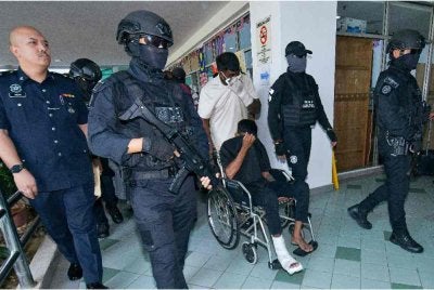 Lapan lelaki termasuk dua beradik yang menganggotai kumpulan kongsi gelap dihadapkan ke Mahkamah Majistret hari ini atas pertuduhan membunuh seorang lelaki dalam pergaduhan di Taman Alam Megah di sini, bulan lepas. Foto Bernama 