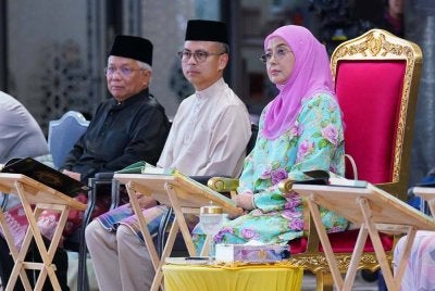 RAJA Permaisuri Agong, Raja Zarith Sofiah (kanan) mencemar duli turut serta dalam Malaysia #QuranHour di Masjid Al-Sultan Abdullah, Presint Merdeka 118 baru-baru ini. 