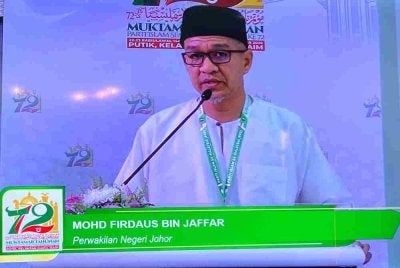 Mohd Firdaus semasa menyampaikan usul dan perbahasan ucapan dasar Presiden pada Muktamar Tahunan Pas Kali Ke-72 di Pusat Tarbiah Islamiah Kelantan (PUTIK), Pengkalan Chepa, pada Jumaat.