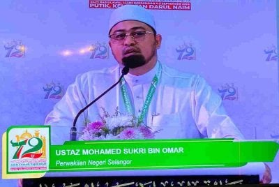Mohamed Sukri semasa menyampaikan usul dan perbahasan ucapan dasar Presiden pada Muktamar Tahunan Pas Kali Ke-72 di Pusat Tarbiah Islamiah Kelantan (PUTIK), Pengkalan Chepa, pada Jumaat.