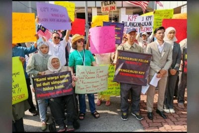 Kira-kira 50 ahli dan peneroka KPF mengadakan demonstrasi aman dan mogok lapar pada Jumaat bagi menyuarakan nasib ribuan ahli yang terkesan akibat kelewatan pembayaran tebusan saham.