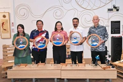 Port Seni menyediakan peluang kepada pelancong tempatan dan antarabangsa untuk meneroka produk buatan tempatan dan karya seni.