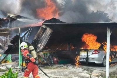 Kebakaran dua rumah di Kampung Padang Keladi Durian Tunggal yang berlaku pada Jumaat.