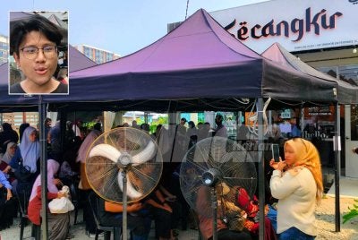 Orang ramai memenuhi khemah disediakan menunggu giliran membeli menu istimewa di Secangkir Cafe yang dibuka kali terakhir pada Jumaat. Gambar kecil: Muhammad Hazim Rais