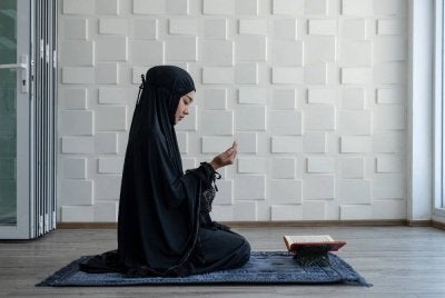 KETIKA berdoa, tapak tangan dihadapkan ke langit. 