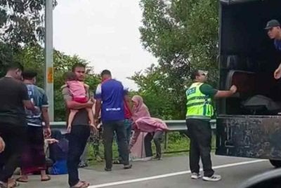 Kemalangan meragut dua nyawa itu berlaku di Kilometer 18 Lebuhraya Kota Bharu-Ketereh di sini pada jam 8.30 pagi tadi.
