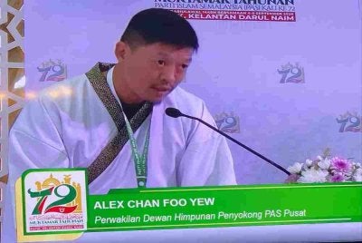 Alex semasa menyampaikan usul dan perbahasan ucapan dasar Presiden pada Muktamar Tahunan Pas Kali Ke-72 di Pusat Tarbiah Islamiah Kelantan (PUTIK), Pengkalan Chepa, pada Jumaat.