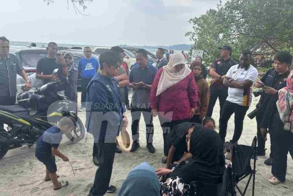 Azalina menyantuni keluarga mangsa lemas di Pantai Tanjung Lompat.
