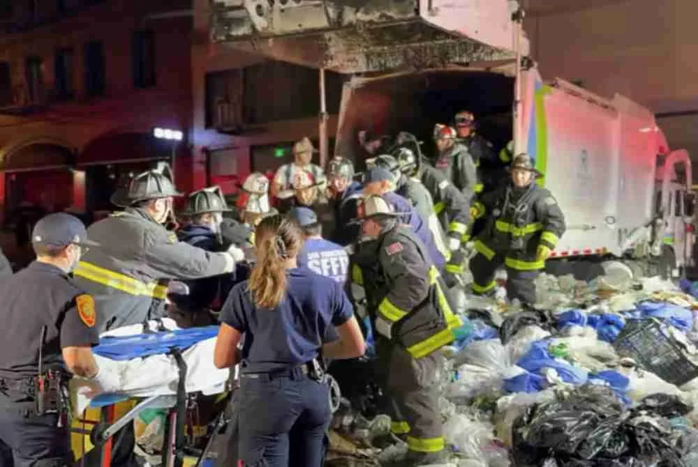 Operasi menyelamat disertai kira-kira 25 anggota bomba mengambil masa lebih dua jam untuk mengeluarkan sampah dari dalam lori secara manual. - Foto Agensi